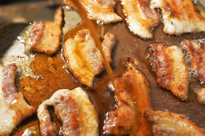 ■にんべん魔法の料理の素＜ポークステーキ＞で【豚バラソテーとクランベリー乗せオニサラ丼】_b0033423_23390698.jpg