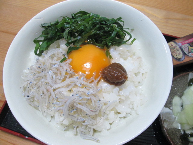 ちりめんじゃこと大葉もトッピングして 焦がしにんにく風味の卵かけご飯 Candy Sarry 2
