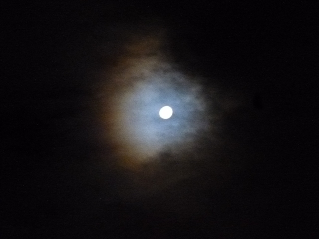 月光の虹。今夜は中秋の名月。_e0230141_21572836.jpg