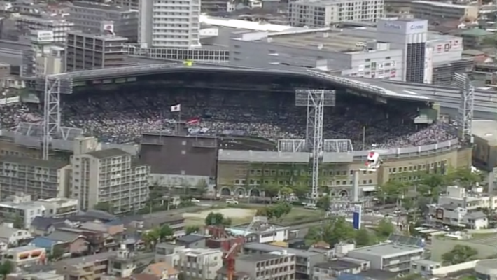 甲子園初 投下の始球式用ボールをキャッチ ほーどー飛行機 Aerial News Gathering