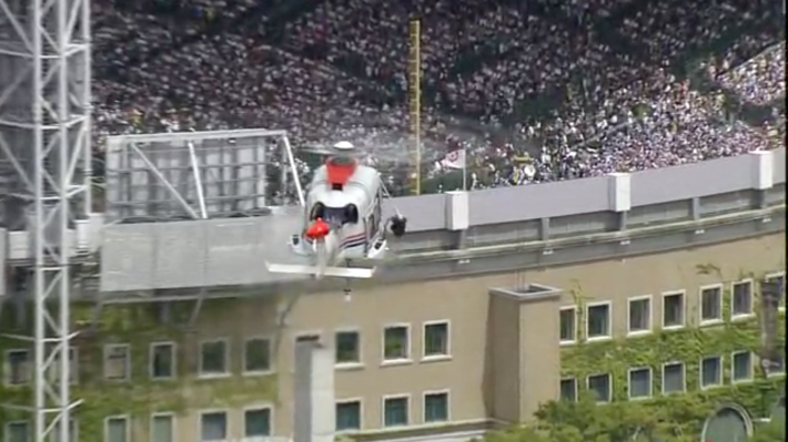 甲子園初 投下の始球式用ボールをキャッチ ほーどー飛行機 Aerial News Gathering