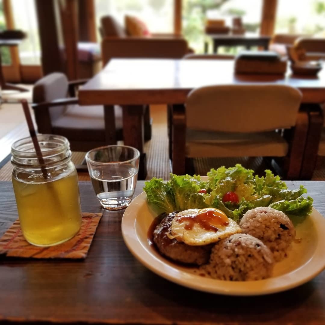 奥河内・音CAFE HENOHENO * 古民家×ハワイアンなカフェのロコモコランチ♪_f0236260_00360050.jpg