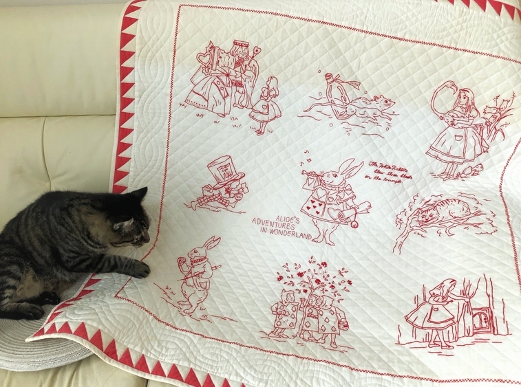 童謡テーマの赤い刺繍 エンブロイダリーキルト パッチワークに刺しゅうの楽しみ エンブロイダリーキルト - 旅