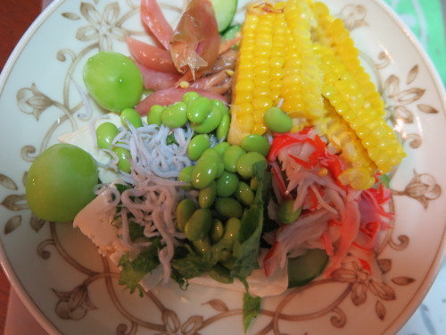 朝:煮物サラダ、とうもろこし、みそ汁&野菜ジュース 昼:ウィンナー🍞、牛肉コロッケ&焼鳥ももタレ 夜:五目豆腐、もずく、バナナ&焼きそば_c0075701_21082314.jpg