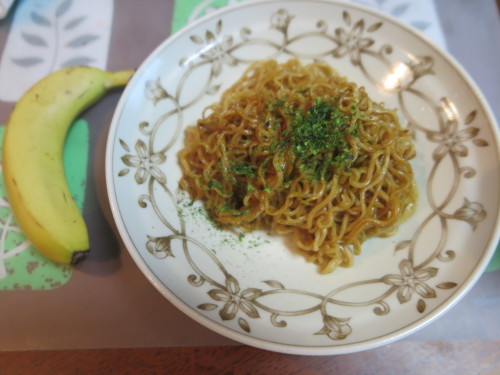 朝:煮物サラダ、とうもろこし、みそ汁&野菜ジュース 昼:ウィンナー🍞、牛肉コロッケ&焼鳥ももタレ 夜:五目豆腐、もずく、バナナ&焼きそば_c0075701_21083713.jpg