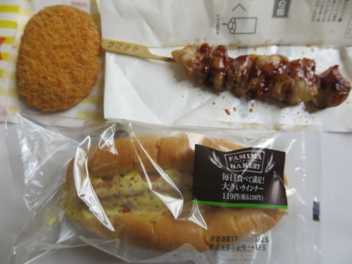 朝:煮物サラダ、とうもろこし、みそ汁&野菜ジュース 昼:ウィンナー🍞、牛肉コロッケ&焼鳥ももタレ 夜:五目豆腐、もずく、バナナ&焼きそば_c0075701_21084246.jpg