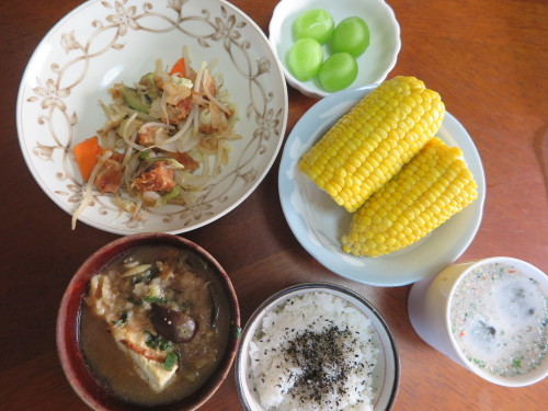 朝:煮物サラダ、とうもろこし、みそ汁&野菜ジュース 昼:ウィンナー🍞、牛肉コロッケ&焼鳥ももタレ 夜:五目豆腐、もずく、バナナ&焼きそば_c0075701_21090075.jpg