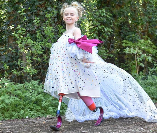 NYFWの奇跡、両足義足の９歳の少女デイジーちゃんがファッション・モデル⁉_b0007805_23310080.jpg
