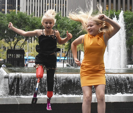 NYFWの奇跡、両足義足の９歳の少女デイジーちゃんがファッション・モデル⁉_b0007805_23373315.jpg