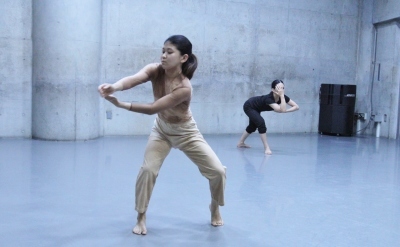 静かに身体表現を模索するグループ“茎”公演間もなく : セッション