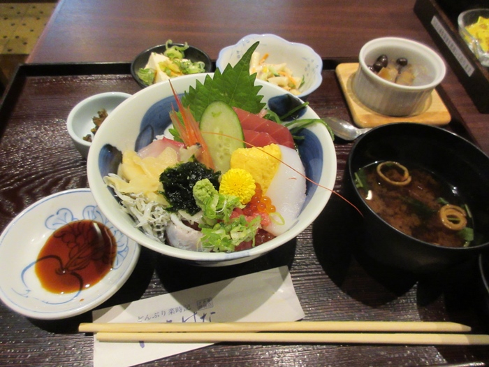 【いろはな】彩り海鮮丼1490円_b0009849_19245822.jpg