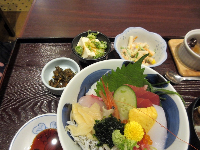 【いろはな】彩り海鮮丼1490円_b0009849_19302177.jpg