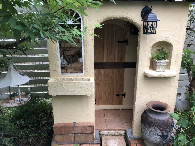Diy 小屋もどき プランター取り付けとレンガ積みが終わりました 小さな棲家