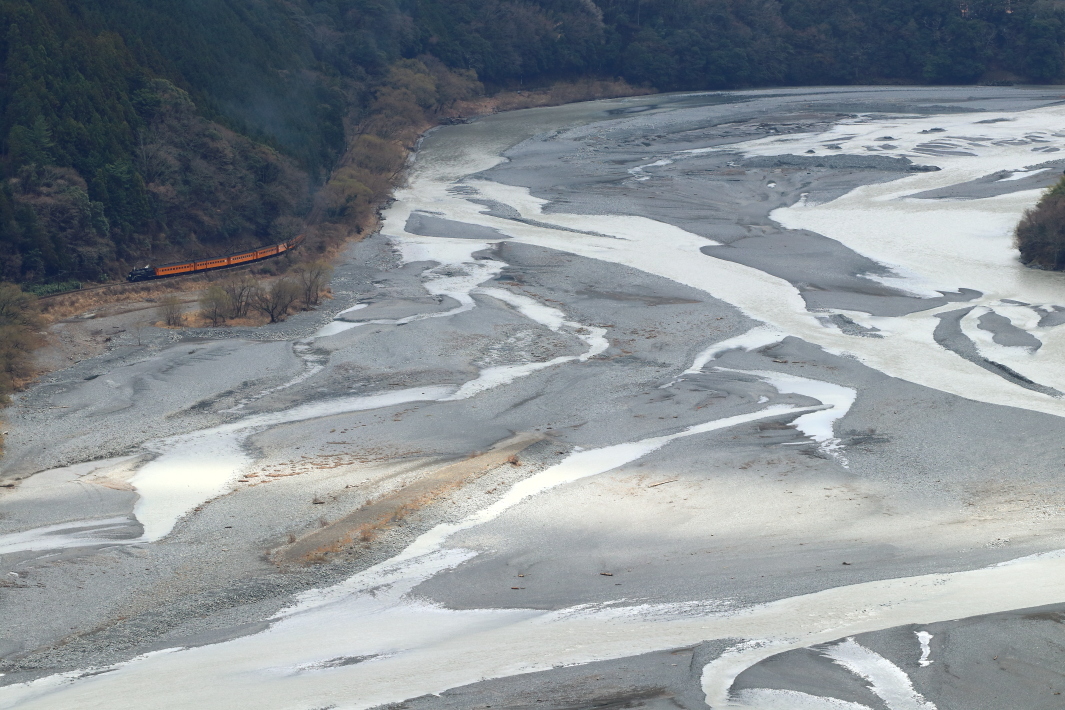 大きく広がって流れる大井川 - 2018年・大井川鉄道 -_b0190710_22362370.jpg