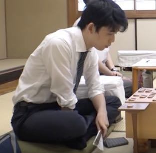 胡座から 飛車は斜めに 角行は直進す