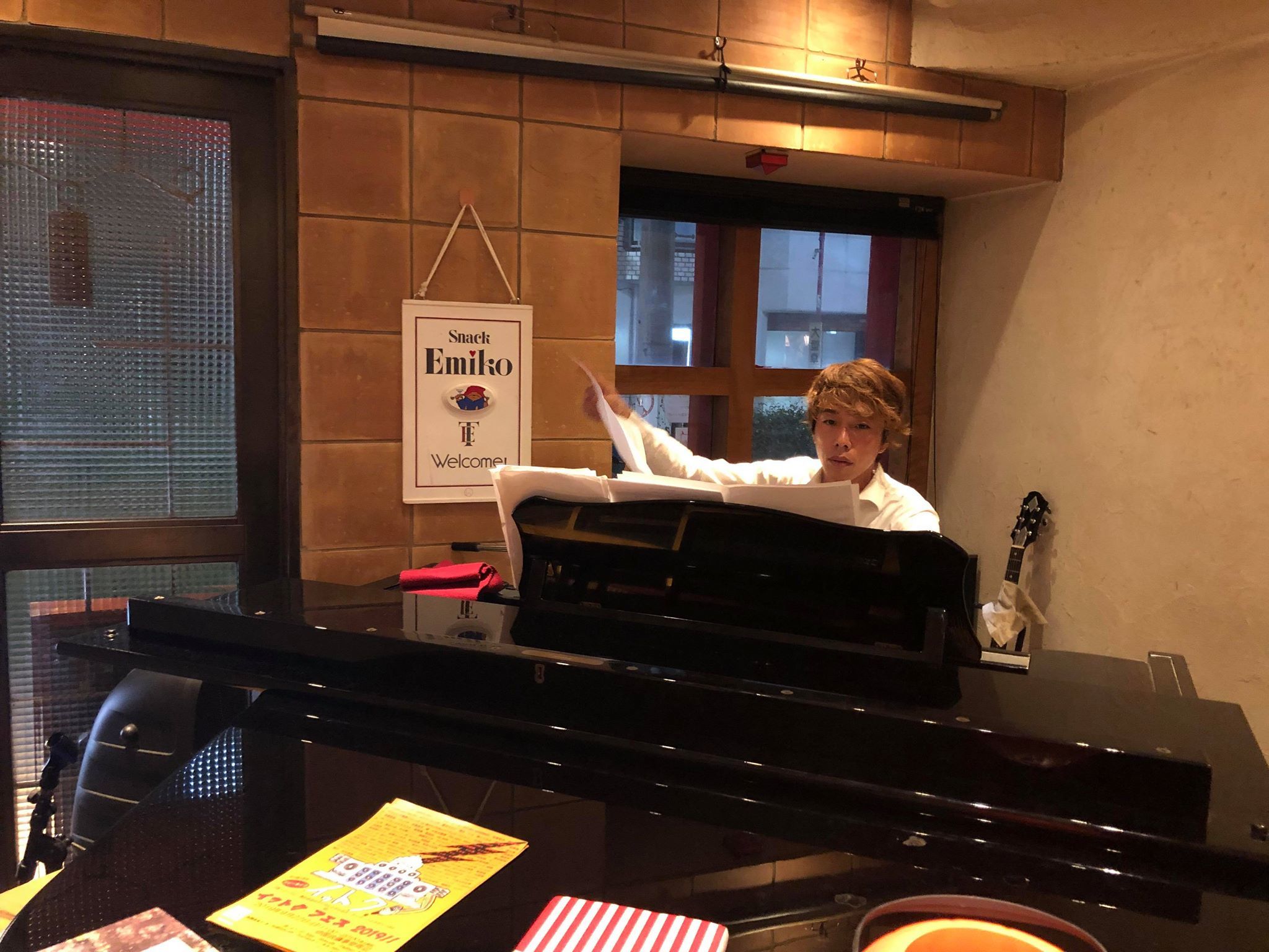 高円寺デビューを、スナックえみこで。_a0082132_23381911.jpg