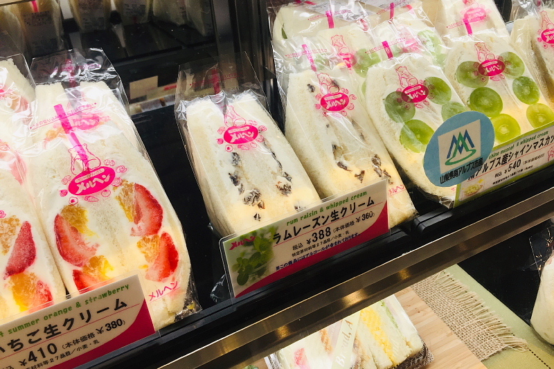【はみ出す喜び（笑）】メルヘンの「パイナップル生クリーム」_b0008655_21360259.jpeg