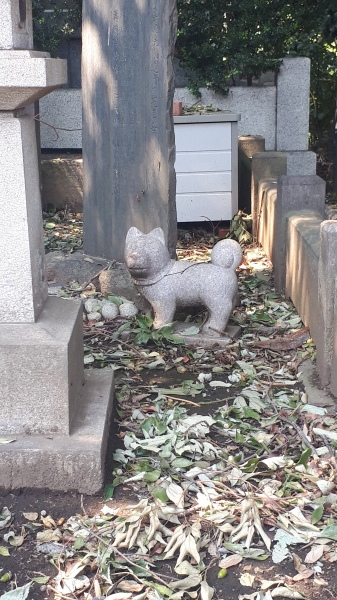 島津家犬猫墓標、オットセイ、羽犬塚、猫塚、安養院狆墓、仁徳天皇陵古塔、東京都三田、島津家墓域内狗墓群、猫神・回向院猫塚・小石川猫又橋・動物の個別墓塔を戒名入りで建てるようになったのはいつからか_b0116271_16405132.jpg