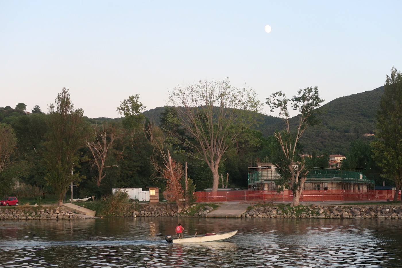 夕日と月と白鳥のトラジメーノ湖_f0234936_731997.jpg