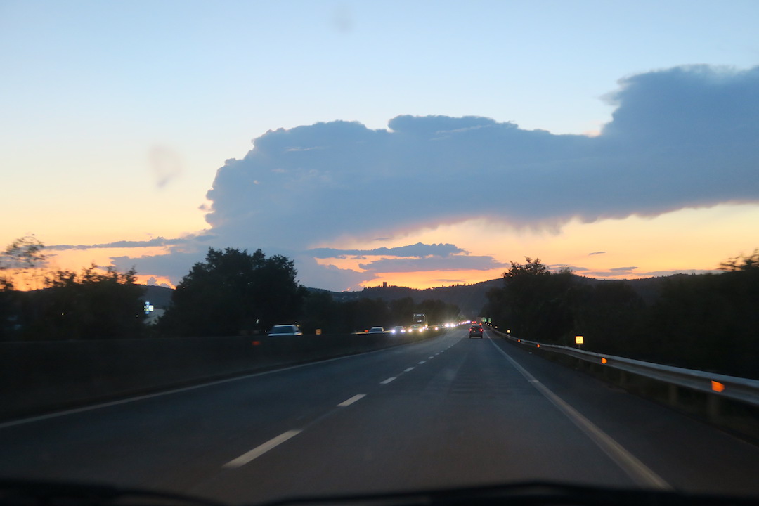夕焼け空もくもく流るる雲と湖、トラジメーノ湖_f0234936_7425961.jpg