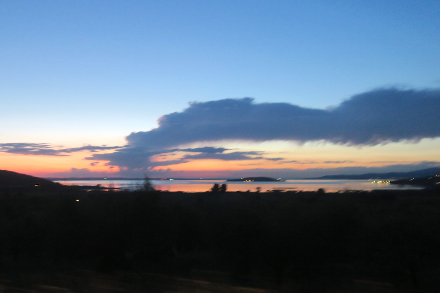夕焼け空もくもく流るる雲と湖、トラジメーノ湖_f0234936_852353.jpg