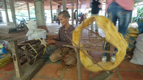 カンボジアに伝統織物の村をつくった日本人。_c0113585_14200799.jpg