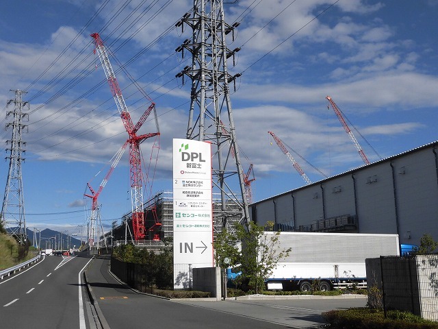 巨大クレーンを使い建設が進む倉庫群 「第2東名IC周辺土地区画整理事業」の現場_f0141310_07374050.jpg