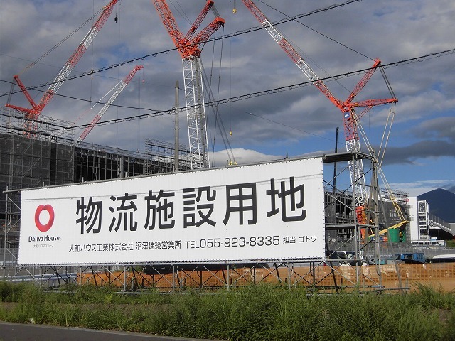 巨大クレーンを使い建設が進む倉庫群 「第2東名IC周辺土地区画整理事業」の現場_f0141310_07380647.jpg