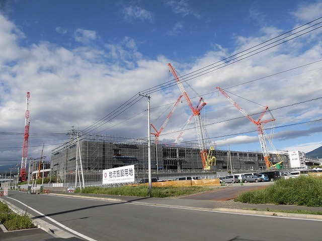 巨大クレーンを使い建設が進む倉庫群 「第2東名IC周辺土地区画整理事業」の現場_f0141310_07381245.jpg