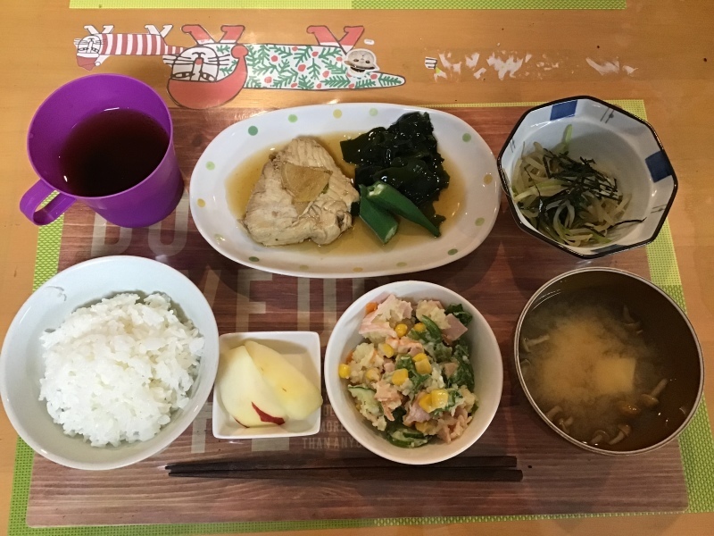 あじさい荘 夕食 鮫煮魚 もやし三つ葉のおひたし ポテトサラダ ご飯 なめこ味噌汁 今日の献立