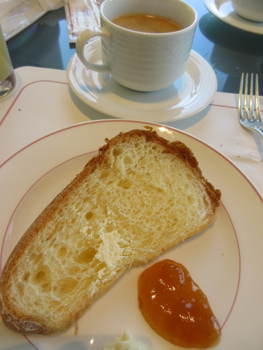 ラウンジで朝食ビュッフェ【ロイヤルパークホテル】_b0009849_11544054.jpg
