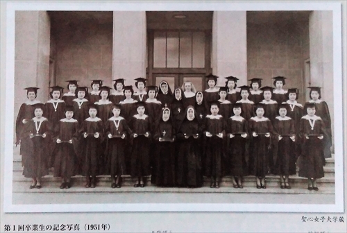 聖心女子大学第１回卒業式 松山巌 須賀敦子の方へ より 阪急 阪神沿線文学散歩