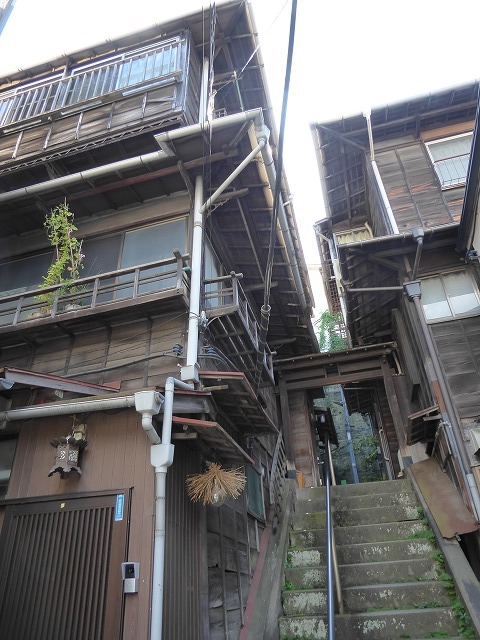 樋口一葉の井戸の先の建物 文京区本郷菊坂散歩 ルソイの半バックパッカー旅 樋口一葉の井戸の先の建物 文京区本郷菊坂散歩 ルソイの半バックパッカー旅