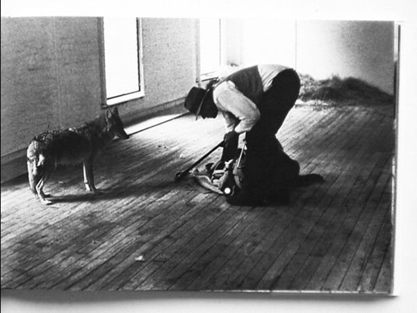 ヨーゼフ・ボイスのパフォーマンス記録写真集「Joseph Beuys - Coyote 