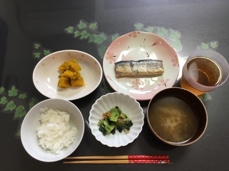 しらゆり荘 昼食 秋刀魚塩焼き 青梗菜生姜和え 南瓜煮物 ご飯 味噌汁_c0357519_11464298.jpeg