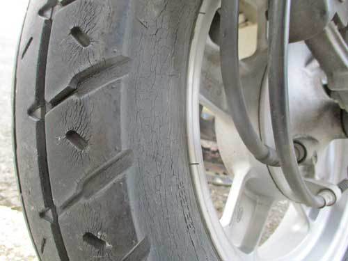 屋根付き3輪車(笑) ジャイロキャノピーのタイヤ交換・・・(^^♪_c0086965_17114281.jpg