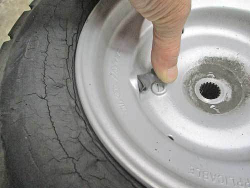 屋根付き3輪車(笑) ジャイロキャノピーのタイヤ交換・・・(^^♪_c0086965_17231874.jpg
