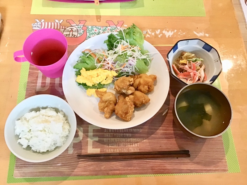 あじさい荘 夕食 鶏唐揚げ 大根サラダ スクランブルエッグ 春雨サラダ ご飯 豆腐味噌汁 今日の献立 あじさい荘 夕食 鶏唐揚げ 大根サラダ スクランブルエッグ 春雨サラダ ご飯 豆腐味噌汁 今日の献立
