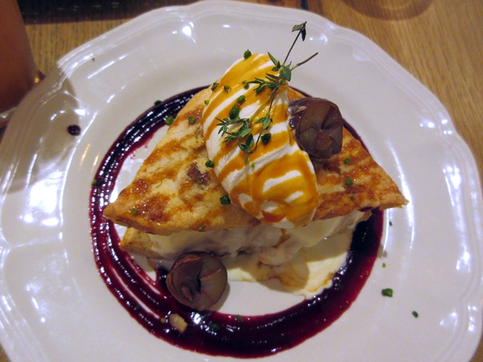 【アフタヌーンティールーム】渋皮栗とカシスのスコーンショートケーキとスイートフルーツティー_b0009849_1815582.jpg