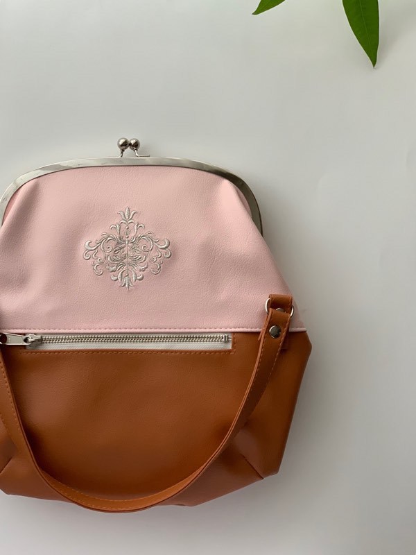 合皮に刺繍のガマ口bag_a0370893_18412818.jpeg