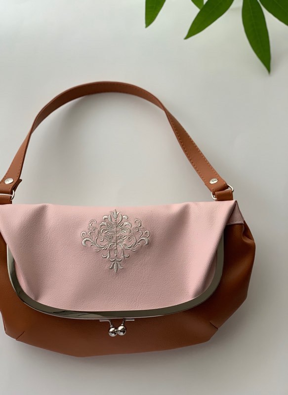 合皮に刺繍のガマ口bag_a0370893_18423948.jpeg