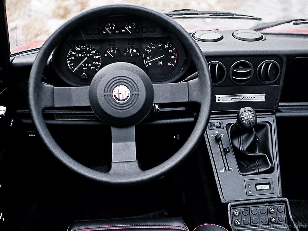 alfa romeo にみる現代の車と70年代の車の美しさの違い_a0129711_18584929.jpg