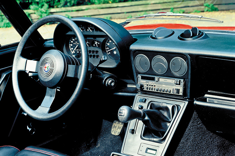 alfa romeo にみる現代の車と70年代の車の美しさの違い_a0129711_18595747.jpg