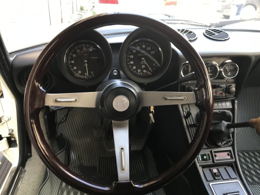 alfa romeo にみる現代の車と70年代の車の美しさの違い_a0129711_19033900.jpg