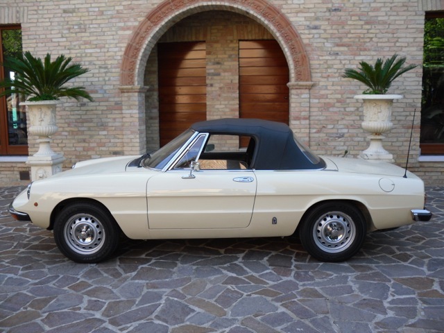 alfa romeo にみる現代の車と70年代の車の美しさの違い_a0129711_19035959.jpg