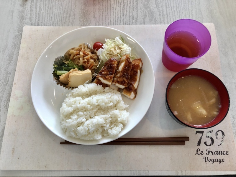 ひだまり工房 昼食 チキンカツ 切干大根 厚揚げ煮 サラダ ごはん 味噌汁 今日の献立 ひだまり工房 昼食 チキンカツ 切干大根 厚揚げ煮 サラダ ごはん 味噌汁 今日の献立