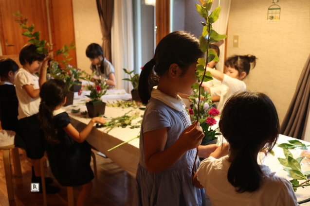 お庭も見えるこの場所で、のびのびと秋のお花を活けることができました!_c0128489_17212941.jpg