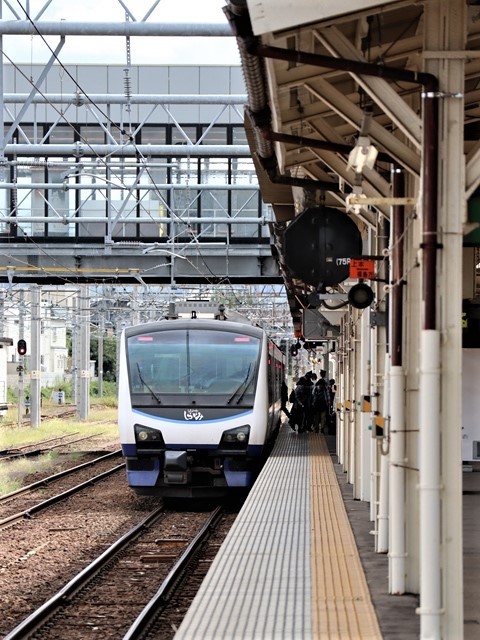 藤田八束の鉄道写真@弘前駅からの鉄道写真、奥羽線通勤通学列車は元気いっぱい、リゾート「しらかみ」は楽しげな家族たち、駅には楽しめる展示品がいっぱいです。おもてなしの駅弘前にて_d0181492_07340723.jpg