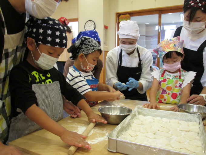 すいせん組・親子クッキング参観「みんなで餃子作ったよ~!」_f0195982_18434507.jpg