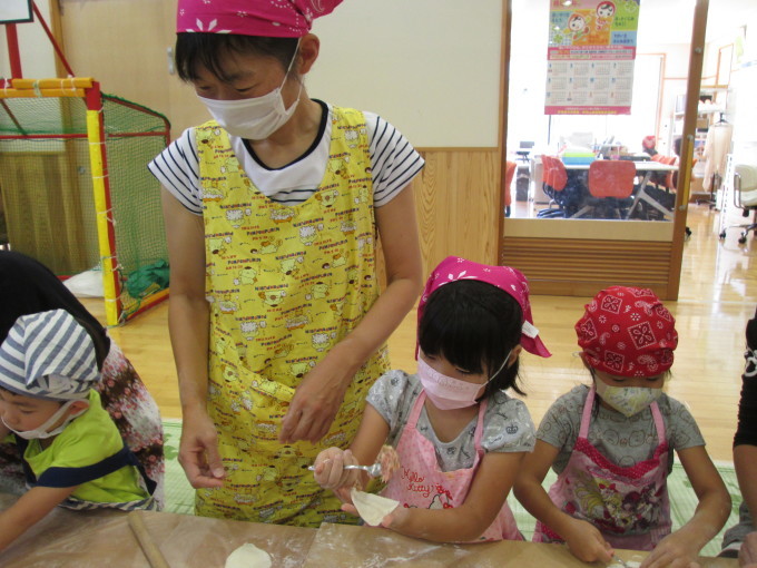 すいせん組・親子クッキング参観「みんなで餃子作ったよ~!」_f0195982_18570538.jpg